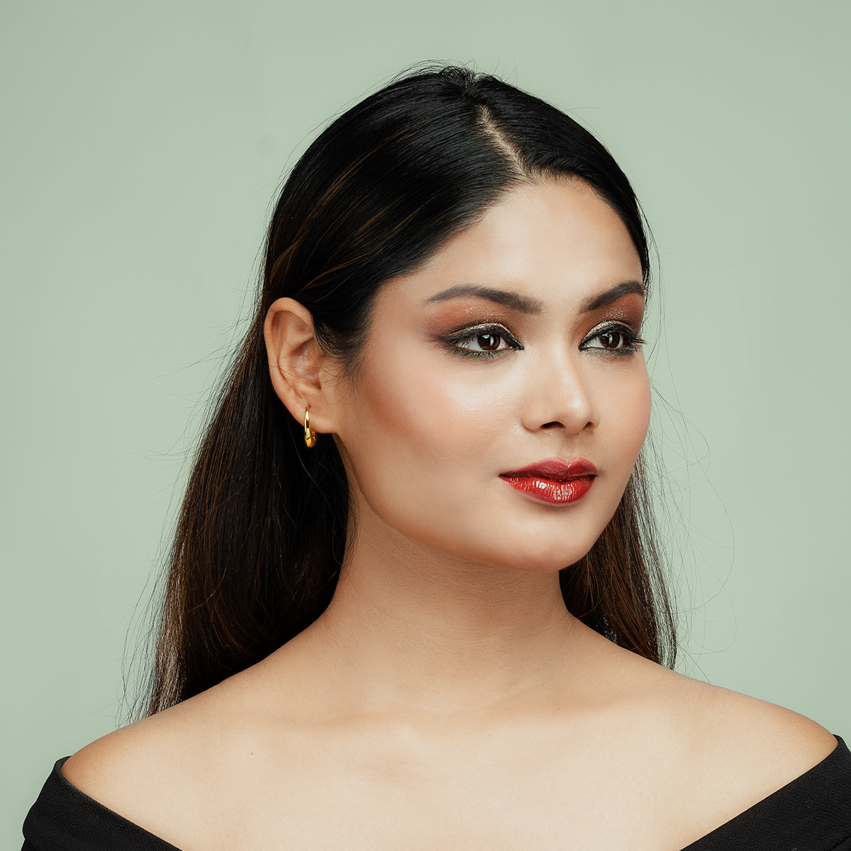 Front view of model wearing Gulban 18k gold-plated mini hoop earrings – elegant, lightweight everyday jewelry for women